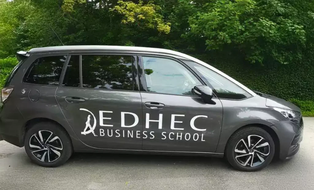Des véhicules lettrés aux couleurs de l’EDHEC à Lille