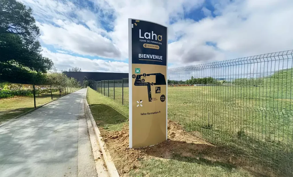 Impression de totems sur mesure pour Laho Formation à Lille