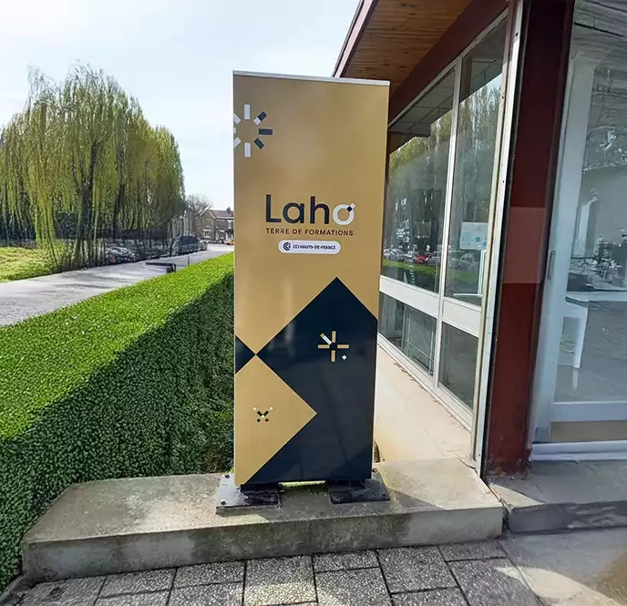 Impression de totems sur mesure pour Laho Formation à Lille